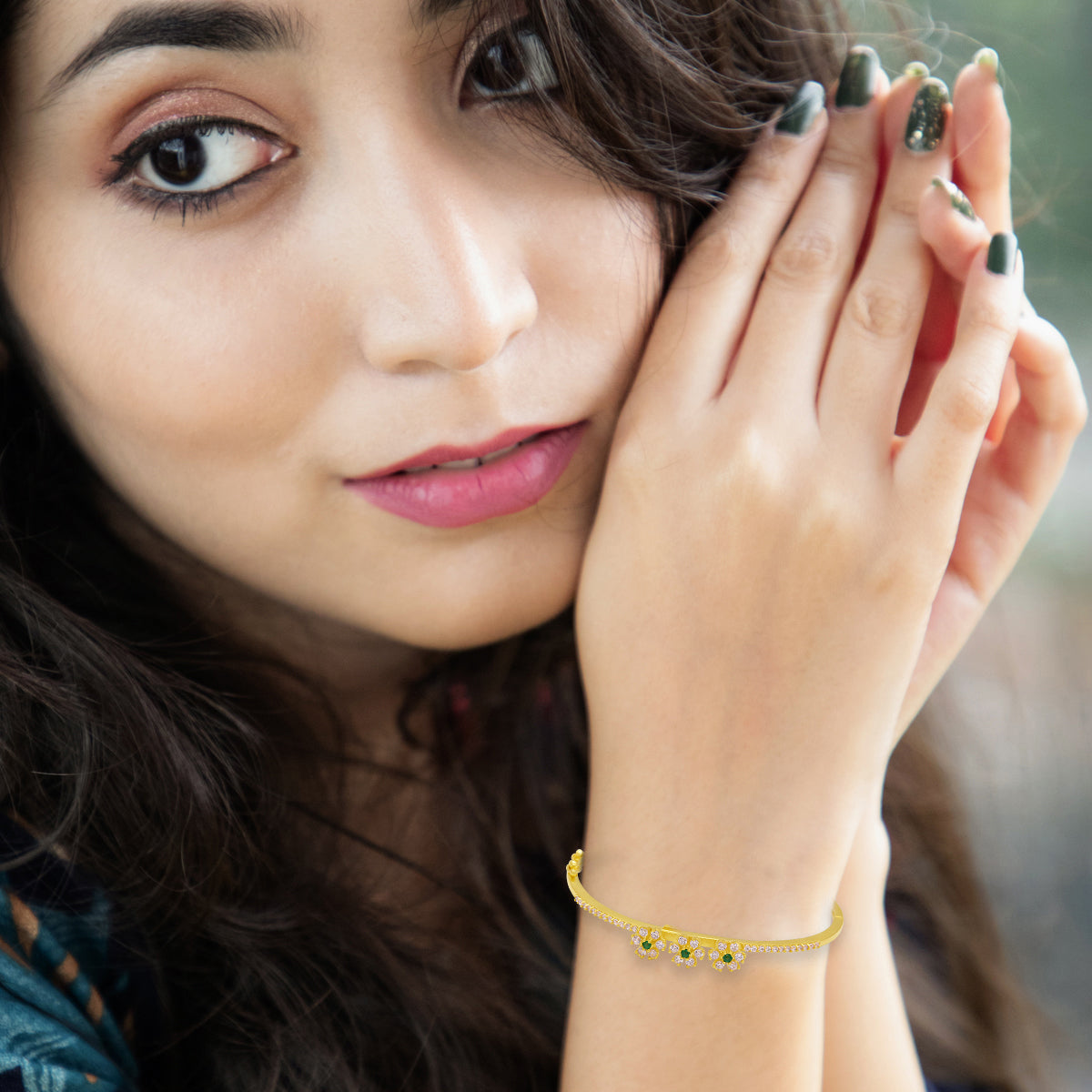 Charming Emerald-Studded Gold Floral Bracelet