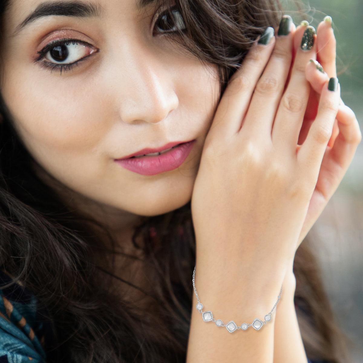 Graceful Crystal Pattern Bracelet