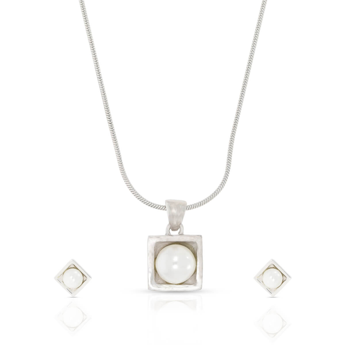Flawless Pearl Pendant Set In Silver